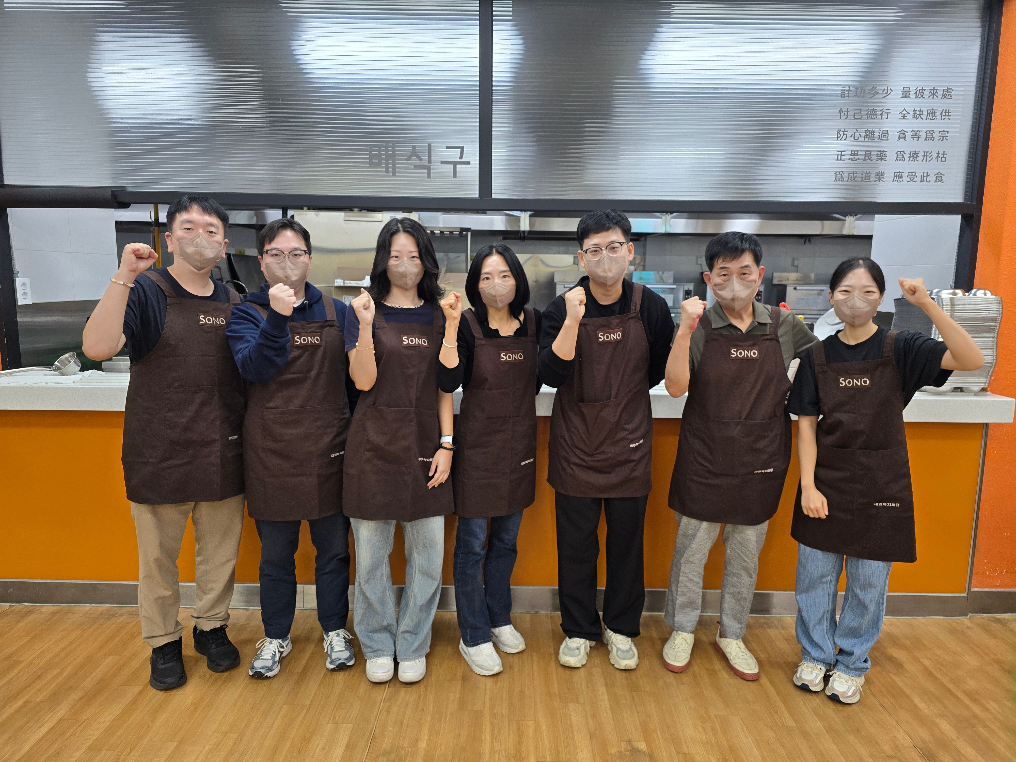 [임직원 봉사활동] 10월 경로급식 봉사 (1차 : 서울 노인복지센터)	 이미지